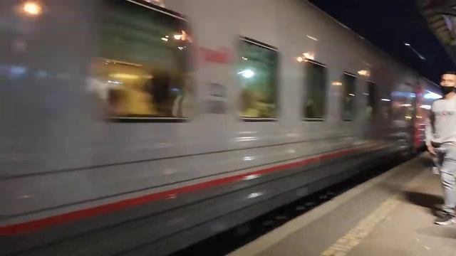 Поезд дальнего следования проезжает мимо станции МЦД-2 Царицыно смотреть онлайн