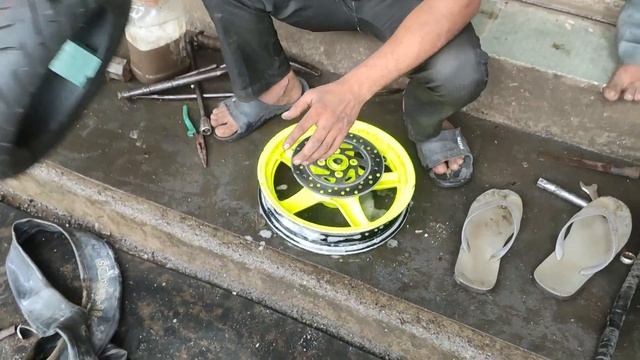 INSTALLING FRONT BROAD TYRE IN SCOOTER || BURGMAN | HONDA ACTIVA | NTORQ | TVS JUPITER #modificatio смотреть онлайн