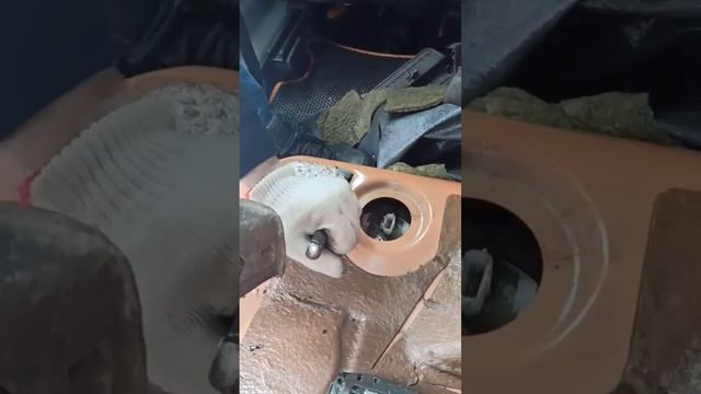 замена топливного насоса на Mazda demio смотреть онлайн