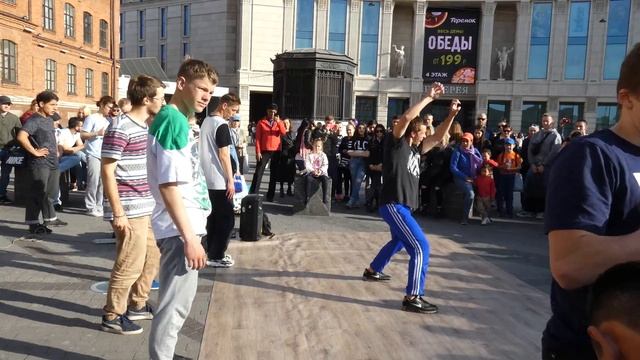 Питерцы в выходной отдыхают по полной :) Снято фотоаппаратом Panasonic Lumix FZ82 в режиме 4K. смотреть онлайн