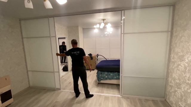 Гигантская раздвижная перегородка для зонирования комнаты смотреть онлайн