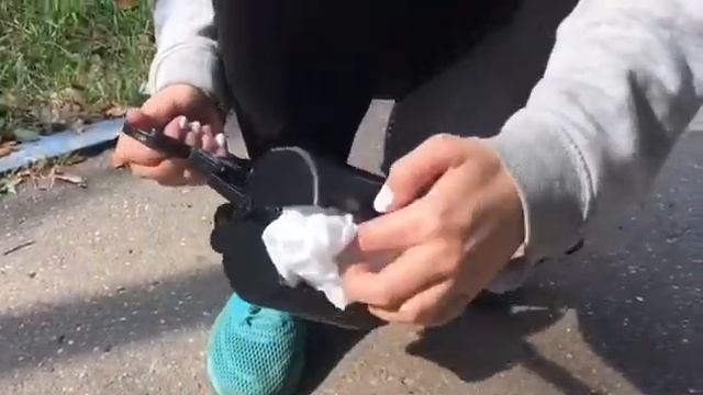 Как убирать за собакой на улице? Смотрите видео смотреть онлайн