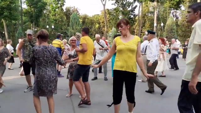 КИС-КИС-КИСА! ТАНЦЫ В ПАРКЕ ГОРЬКОГО ХАРЬКОВ СЧАСТЛИВЫЕ ДНИ смотреть онлайн