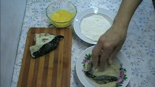 КАК ПОЖАРИТЬ СТЕЙК ЗУБАТКИ НА СКОВОРОДЕ. ВКУСНАЯ ЖАРЕНАЯ ЗУБАТКА НА СКОВОРОДЕ. смотреть онлайн