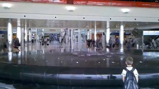 Fountain at Minneapolis Airport смотреть онлайн