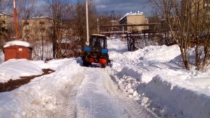 Трактор МТЗ- 82 чистит снег