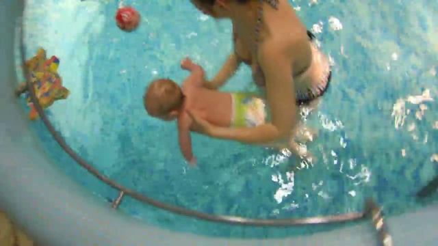 Малыш ныряет смотреть онлайн