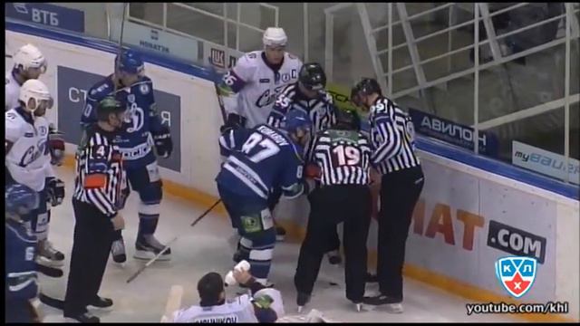 Шайба попала в лицо арбитру / Ref Jyri Ronn injured by the puck смотреть онлайн