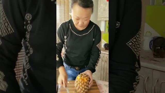 1 января 2020 г. Чистим ананас. Как правильно чистить ананас. смотреть онлайн