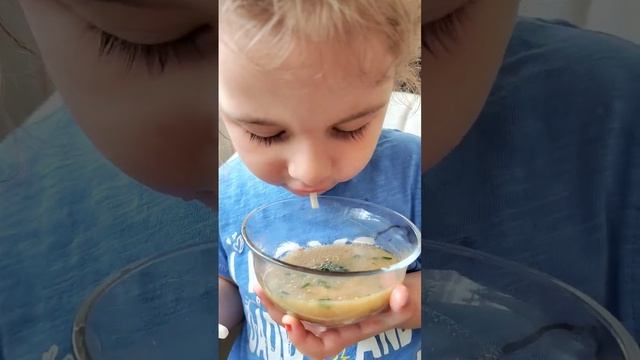 Ребенок учится есть палочками мисо суп??