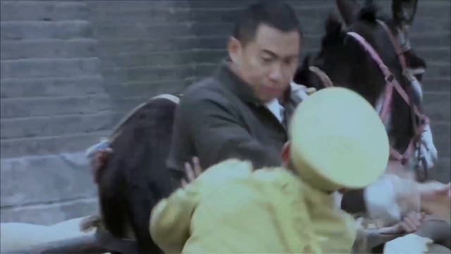 日軍非要打開棺材檢查，卻不料裡面躺著功夫高手，一斧直衝自己而來！ смотреть онлайн