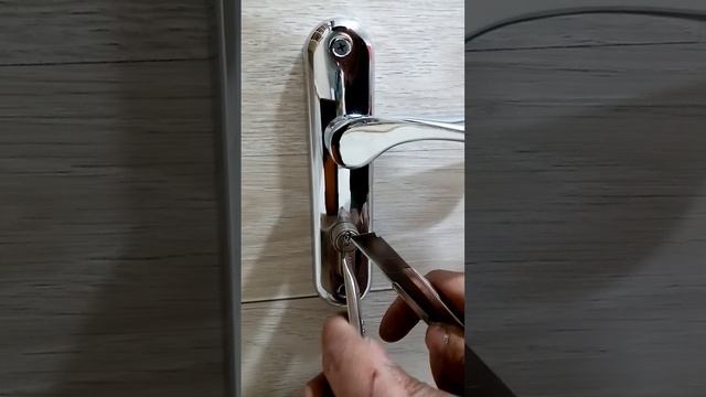 Обязательно запомни эту хитрость! Как легко и быстро достать обломок ключа из замка. #DIY #shorts. смотреть онлайн