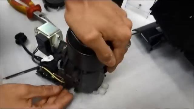Demontage d'une expresso Inissia Krups смотреть онлайн