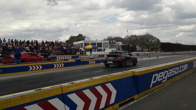 Volkswagen Beetle vs Challenger Hellcat, Arrancones Pegaso 1/4 de milla! смотреть онлайн