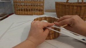 Простая загибка для корзинки из бумажной лозы.