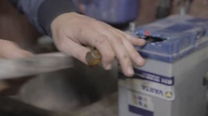 Вскрытие аккумулятора Varta.