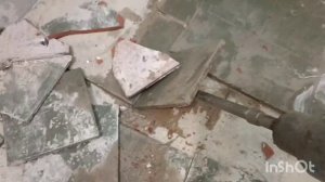 Демонтаж старой плитки СССР приклеенная на цемент с ПВА.