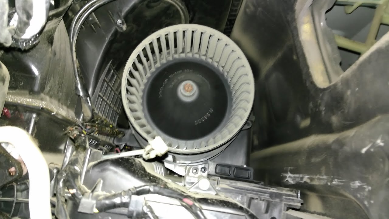 Причина неисправности моторчика печки Рено Флюенс смотреть онлайн