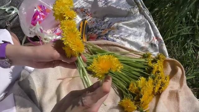Мастер класс - "Летние красоты". Плетение венка из живых цветов. смотреть онлайн
