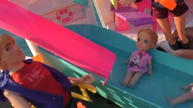 Cruise ship ! Elsa and Anna toddlers on the boat - Barbie is captain - vacation - pool - water fun смотреть онлайн