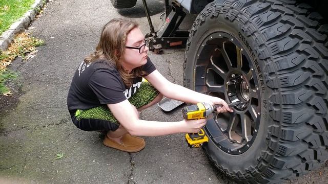 Valentino Rotates Dad's Hummer Tires смотреть онлайн