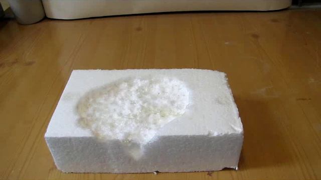 Гексан разрушает пенопласт