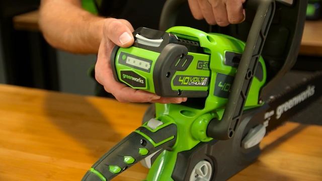 40 Volt 12 Inch Chainsaw - Installing and Removing the Battery смотреть онлайн