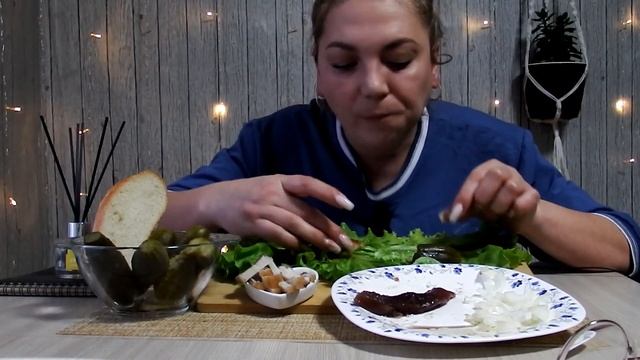 Mukbang Икра сельди, жареный картофель, хрустящие домашние огурцы, ароматное сало! Чуть не отошла.. смотреть онлайн