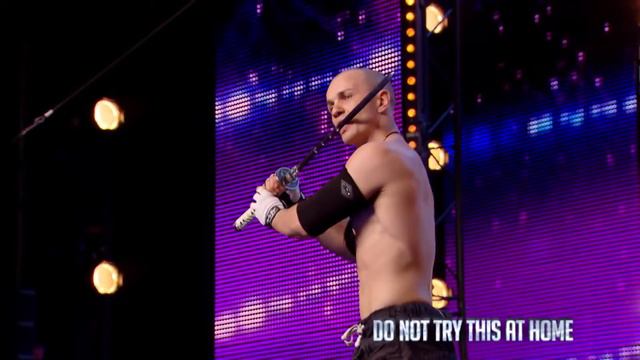 Man swallows knife - Парень глотает нож смотреть онлайн