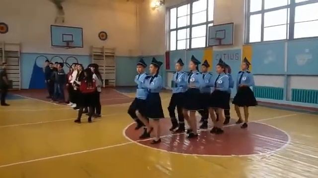 Сотрудник ОБДД спас школьницу, которая едва не попала под колеса автомашины. смотреть онлайн