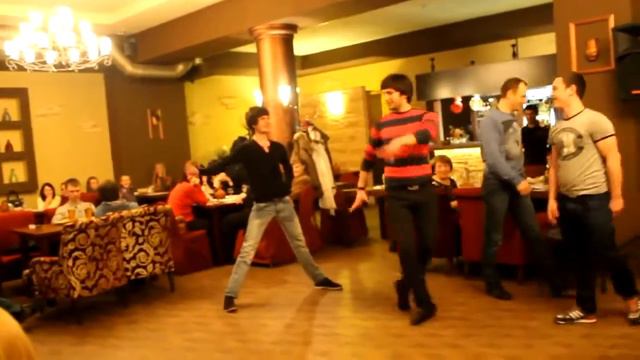 СУПЕР ЛЕЗГИНКА В РЕСТОРАНЕ С РУССКИМИ ДЕВУШКАМИ 2013 смотреть онлайн