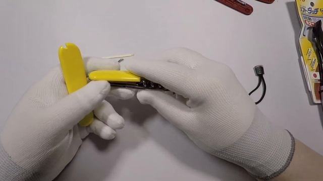 How to change the scales on your 91mm Victorinox Swiss Army Knife смотреть онлайн