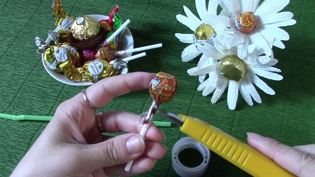 Ромашка с конфетой из гофрированной бумаги смотреть онлайн