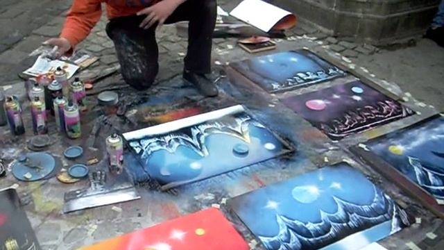 Парень рисует картину баллончиком в центре Львова. Аэрография смотреть онлайн