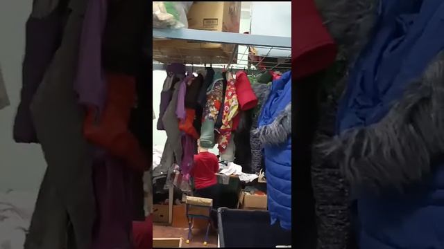 просто так бесплатная раздача вещей всем, кто желает, приходите, выбирайте. смотреть онлайн