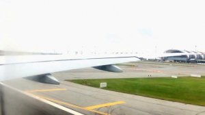 Взлет и набор высоты самолета из пассажирского окна.