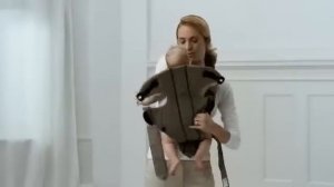 Видеоинструкция BabyBjorn: как носить ребенка в рюкзаке-кенгуру лицом к вам.