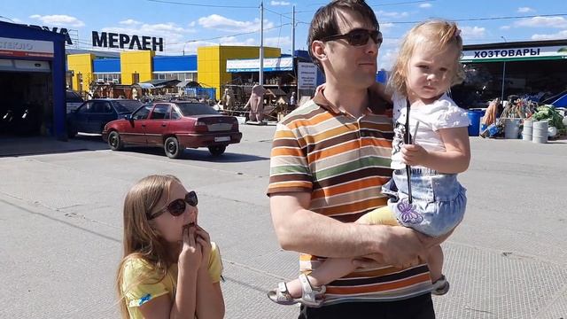 Отдыхаем на даче / Прокачиваем машину / Садим цветы у подъезда / Попали в грозу смотреть онлайн