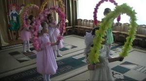 детский танец с дугами