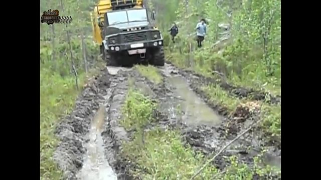 Грузовик Краз на бездорожье в лесу гружоный Брёвнами. смотреть онлайн