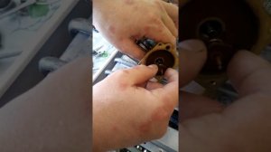 Замена сальника штока газоводяного узла газовой колонки или откуда капает вода и как устранить течь