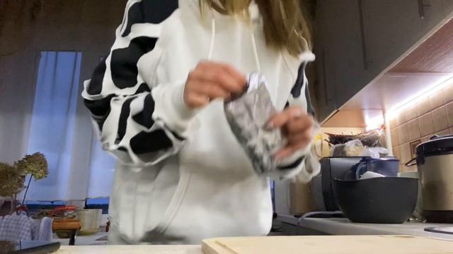 трясу волосами над едой на протяжении всего видео (готовлю печенье) смотреть онлайн