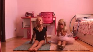 Занимаемся художественной гимнастикой.