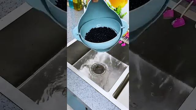 Лайфхак - как не засорять раковину, когда моешь фрукты или другие сыпучие ягоды смотреть онлайн