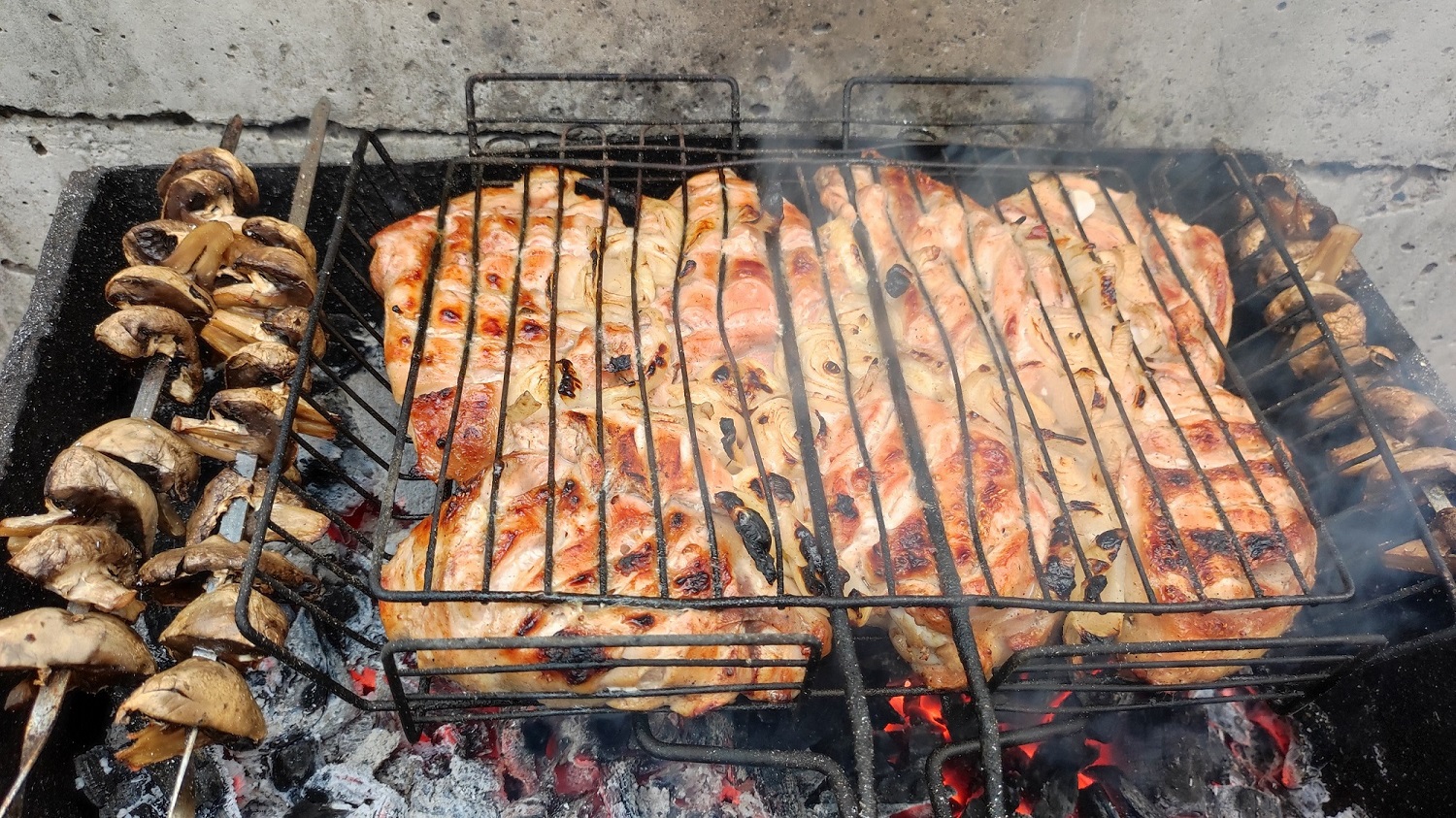 Вкусные и нежные шашлыки из куриного бедра на углях смотреть онлайн