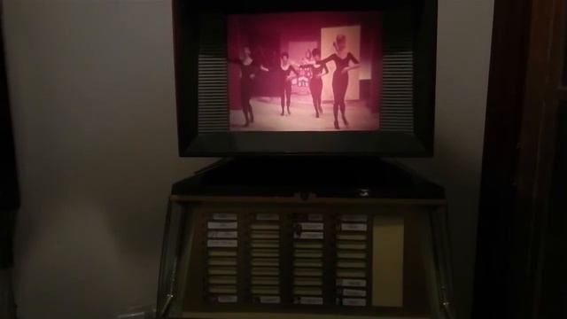 Cinebox jukebox - Playing Russian Twist by Tullio Gallo смотреть онлайн