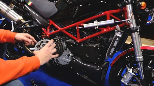Установка открытого сцепления Ducati Monster S4R Testastretta смотреть онлайн