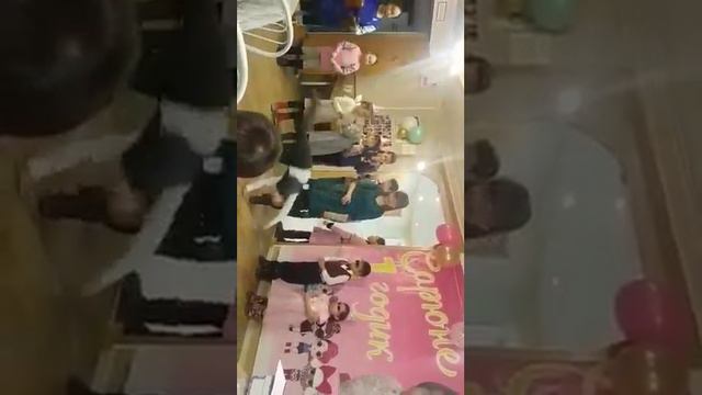 Братья и сестра поздравляют сестрёнку с годиком))) смотреть онлайн