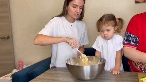 Ника готовит пирог с бабушкой Ирой! Отвечаем на вопросы, собираем новую кровать для Ники.