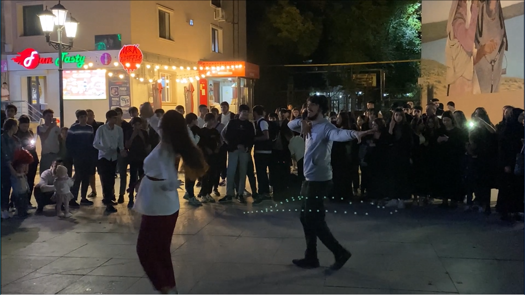 Уличная Ловзар Лезгинка 2023 Шымкент Девушки Танцуют Chechen Music Lezginka ALISHKA Dance Kazaxstan смотреть онлайн